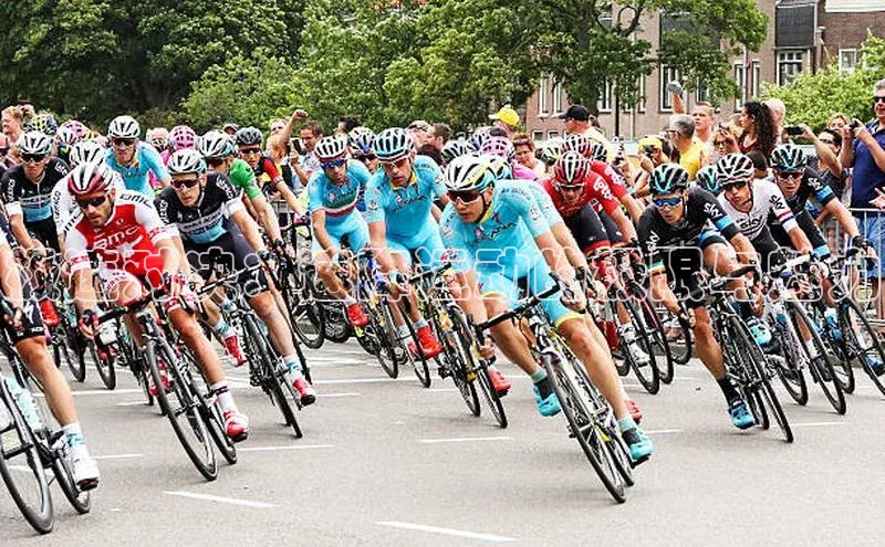 极速对决：速降运动的极限与魅力